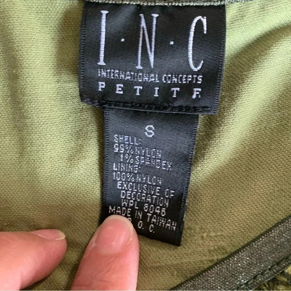 INC International Concepts women's green floral blouse - Picture 3 of 3